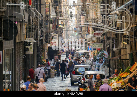 Spaccanapoli, cuore del centro storico di Napoli, patrimonio dell'UNESCO Stock Photo