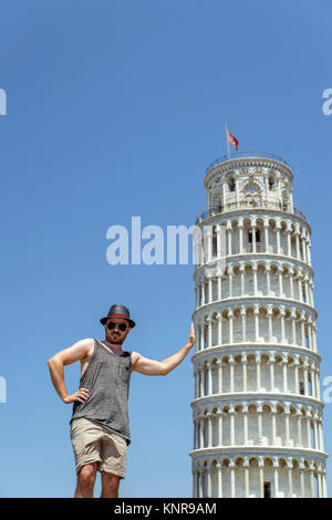 Tourist lehnt am Schiefen Turm von Pisa - man with leaning tower, Pisa, Italy Stock Photo