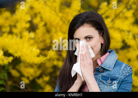 Junge Frau mit Allergie - woman with allergy