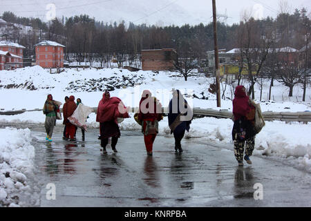 Anantnag, India. 12th Dec, 2017. Srinagar-Jammu national highway on Tuesday closed due to heavy snowfall in Kashmir valley was cut off from the rest of the country. Credit: Muneeb Ul Islam/Pacific Press/Alamy Live News Stock Photo