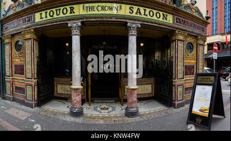 The Crown Saloon Bar Belfast North Ireland Exterior Entrance Stock Photo