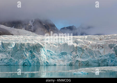 Waggonwaybreen, glacier in Albert I Land at Spitsbergen / Svalbard calving into Magdalenefjorden, Norway Stock Photo