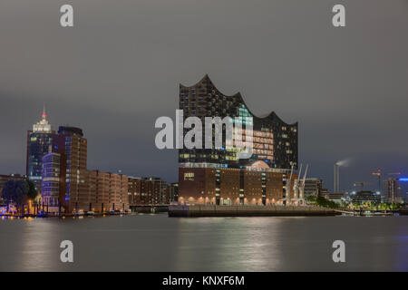 Blick zur Hamburger Hafencity bei Nacht Stock Photo