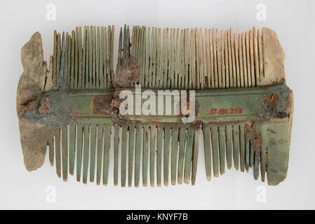 Double-Sided Comb MET sf17-191-258s2 464963 Frankish, Double-Sided Comb, 7th century, Ivory, Overall: 4 x 2 5/16 x 3/8 in. (10.2 x 5.9 x 0.9 cm). The Metropolitan Museum of Art, New York. Gift of J. Pierpont Morgan, 1917 (17.191.258) Stock Photo