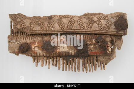 Double-Sided Comb MET sf17-193-37s2 465708 Frankish, Double-Sided Comb, 7th century, Bone, iron pins, Overall: 4 1/16 x 2 1/16 x 9/16 in. (10.3 x 5.2 x 1.5 cm). The Metropolitan Museum of Art, New York. Gift of J. Pierpont Morgan, 1917 (17.193.37) Stock Photo