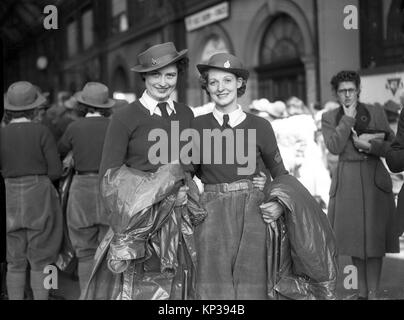 Women's Land Army girls leaving London for rural Kent 6th August 1941 former mill workers, sisters Ava and Blanche Horn, ('first 'Bevin' girls'- Land Army conscripts & volunteers) Stock Photo