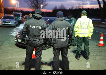 Schoenberg, Germany. 13th Dec, 2017. German customs officers and police officers from the Czech Republic check a car at the former border crossing point Germany/Czech Republic near Schoenberg, Germany, 13 December 2017. Especially combating of crime involving narcotic drugs is one of the focus points in the collaboration between the regional police directory Karlovy Vary (Czech Republic) in the course of a joint EU project. Credit: Bodo Schackow/dpa-Zentralbild/dpa/Alamy Live News Stock Photo