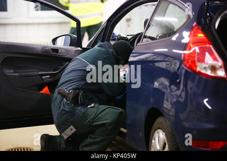 Schoenberg, Germany. 13th Dec, 2017. A customs officer checks a car at the former border crossing point Germany/Czech Republic near Schoenberg, Germany, 13 December 2017. Especially combating of crime involving narcotic drugs is one of the focus points in the collaboration between the regional police directory Karlovy Vary (Czech Republic) in the course of a joint EU project. Credit: Bodo Schackow/dpa-Zentralbild/dpa/Alamy Live News Stock Photo