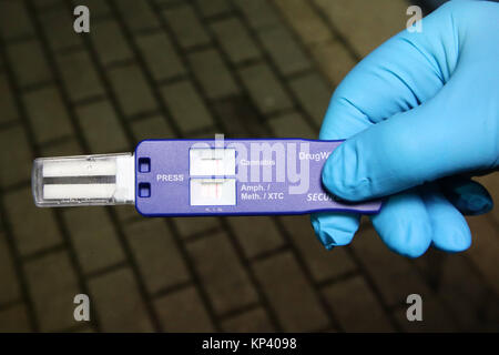 Schoenberg, Germany. 13th Dec, 2017. A customs officer shows a positive drug wipe test at the former border crossing point Germany/Czech Republic near Schoenberg, Germany, 13 December 2017. Especially combating of crime involving narcotic drugs is one of the focus points in the collaboration between the regional police directory Karlovy Vary (Czech Republic) in the course of a joint EU project. Credit: Bodo Schackow/dpa-Zentralbild/dpa/Alamy Live News Stock Photo