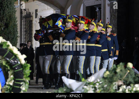 Sinaia, Romania. 13th Dec, 2017. Soldiers carry the coffin of Romania's former King Mihai I in Peles castle, Sinaia, north of Bucharest, Romania, on Dec 13, 2017. The coffin of Romania's former King Mihai I was transported in Peles castle on Wednesday and will be buried on Dec. 16. Romania's former King Mihai I died on Tuesday at the age of 96 at his residence in Switzerland. Credit: Cristian Cristel/Xinhua/Alamy Live News Stock Photo
