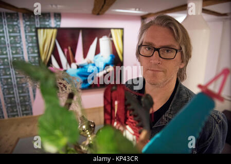 Stade, Germany. 28th Nov, 2017. Artist Thorsten Brinkmann presents