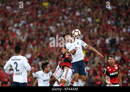 Rio De Janeiro, Brazil. 13th Dec, 2017. Maximiliano Meza (Up) of Argentina's Independiente heads the ball during the 2nd phase of final at the 2017 Copa Sul-Amerinaca between Brazil's Flamengo and Argentina's Independiente at the Maracana Stadium, in Rio de Janeiro, RJ, Brazil, on Dec. 13, 2017. The match ended with 1-1 draw and Argentina's Independiente took the champion with 3-2 in total. Credit: Li Ming/Xinhua/Alamy Live News Stock Photo