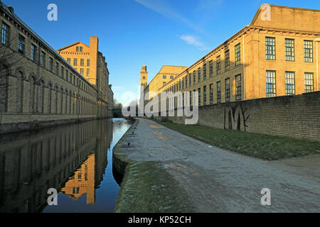 Salts Mill and the Leeds-Liverpool canal in the UNESCO World Heritage site of Saltaire, West Yorkshire, UK Stock Photo