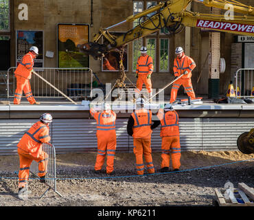 Workmen installing the new platform at Bath Spa railway station on the GWR line in preparation for electrification Stock Photo