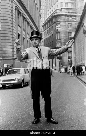 Bank of England doorman  in uniform directing a car into the private parking reception of the banks building in  Threadneedle Street  City of London 1970s England 70s Uk HOMER SYKES Stock Photo