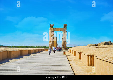 PERSEPOLIS, IRAN - OCTOBER 13, 2017: The way along the foundations of ancient buildings to All Nations Gates (Xerxes Gate), on October 13 in Persepoli Stock Photo