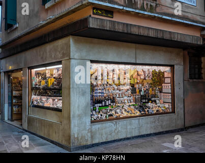 VENICE, ITALY - SEPTEMBER 12, 2017:  Exterior view of delicatessen shop  (Negozio di specialità gastronomiche) Stock Photo