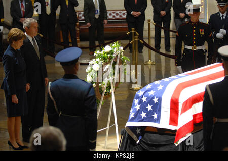 Presdient George W. Bush and First Lady Laura Bush pay their final respects to President Gerald R. Ford as his casket lies in the Capitol Rotunda in Washington, D.C., Jan. 1, 2007. DoD personnel are helping to honor Ford, the 38th president of the United  States, who passed away on Dec. 26th. Following the state funeral in the Capitol Rotunda and a funeral service at the Washington National Cathedral, Ford's remains will be flown to Michigan for burial. Stock Photo