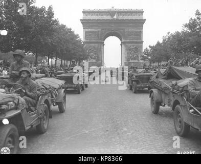 Jeeps of the American 28th Infantry Division move en masse down the Champs Elysees, passing through the Arc de Triomphe in Paris, France. 8 29 44. Stock Photo