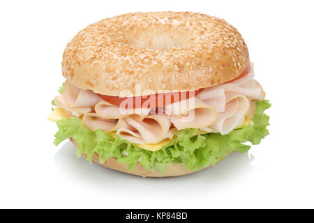 Bagel Brötchen Sandwich zum Frühstück belegt mit Schinken, Käse, Salat und Tomaten freigestellt vor einem weissen Hintergrund Stock Photo