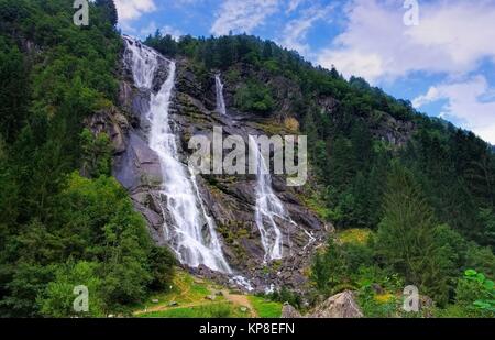 Nardis Wasserfall in den Dolomiten, Alpen - Nardis Waterfall in Dolomites, Alps Stock Photo
