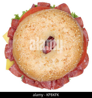Bagel Brötchen Sandwich zum Frühstück belegt mit Salami Schinken, Käse, Salat und Tomaten freigestellt vor einem weissen Hintergrund von oben Stock Photo