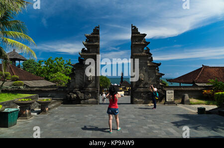 Pura Batu Bolong temple on the beatiful rock in the morning light, Tanah Lot, Bali, Indonesia. Stock Photo