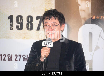 Jang Joon-hwan, Dec 13, 2017 : South Korean movie director Jang Joon-hwan attends a press conference after a press preview of his upcoming movie '1987: When the Day Comes' in Seoul, South Korea. The historical movie shows how the death of college student Park Jong-chul sparked nationwide pro-democracy protests in 1987 which changed South Korean history. Credit: Lee Jae-Won/AFLO/Alamy Live News Stock Photo