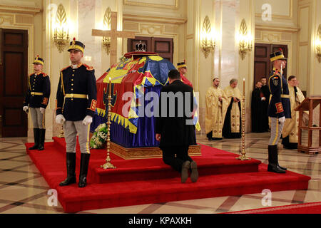 Bucharest, Romania. 14th Dec, 2017. A man mourns in front of the coffin of Romania's former King Mihai I in the Hall of the Throne of the former Royal Palace in Bucharest, Romania, on Dec 14, 2017. Romania's former King Mihai I died on Tuesday at the age of 96 at his residence in Switzerland. Credit: Cristian Cristel/Xinhua/Alamy Live News Stock Photo