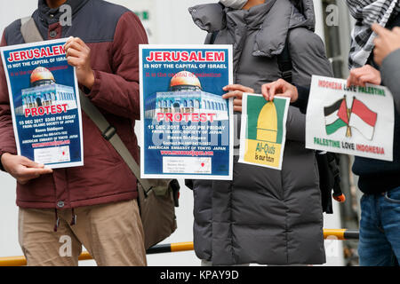 Tokyo, Japan. 15th December, 2017. Protesters hold placards with the message ''Jerusalem is not the capital of Israel'' near to the United States of America Embassy in Tokyo on December 15, 2017, Japan. Members of the Islamic Society of Japan protested against US President Donald Trump's decision to recognize Jerusalem as the capital of Israel and to move the US Embassy there. Credit: Rodrigo Reyes Marin/AFLO/Alamy Live News Stock Photo
