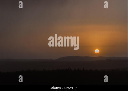 Ballydehob, Ireland. 15th Dec, 2017. The sun rises over Roaring Water Bay, West Cork, Ireland. Ireland will remain mostly dry today with just a few showers in parts of the West and North with temperatures reaching 6 to 8 degrees. Credit: Andy Gibson/Alamy Live News. Stock Photo