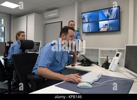 Berlin, Germany. 15th Dec, 2017. A police patrol near the station at