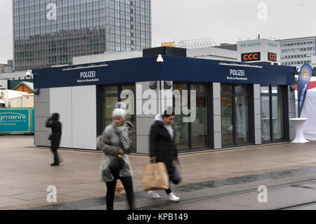Berlin, Germany. 15th Dec, 2017. A police patrol near the station at