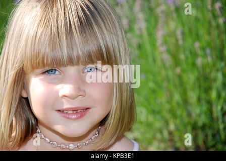 Model release, blondes Maedchen, 5 Jahre, im Portrait - blond girl, 5 years old, in portrait Stock Photo