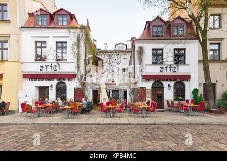 Kazimierz Krakow Poland, view of visitors to Szeroka Street in the Jewish Kazimierz quarter of Krakow dining on the terrace of the Ariel restaurant. Stock Photo