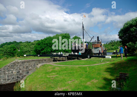 VIC 96 Steamer on Crinan Canal at Lock 13 Dunardry Stock Photo