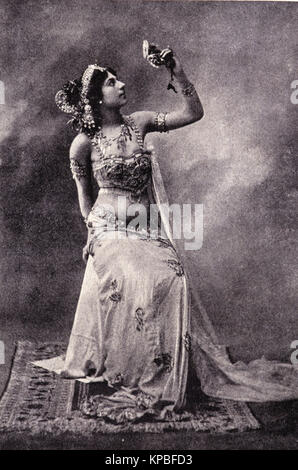 Mata Hari Dancing At Olympia Stock Photo: 56683224 - Alamy