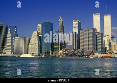 1987 HISTORICAL TWIN TOWERS (©MINORU YAMASAKI 1973) DOWNTOWN SKYLINE MANHATTAN EAST RIVER NEW YORK CITY USA Stock Photo