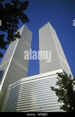 1987 HISTORICAL TWIN TOWERS (©MINORU YAMASAKI 1973) DOWNTOWN MANHATTAN  NEW YORK CITY USA Stock Photo