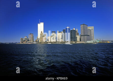 1987 HISTORICAL TWIN TOWERS (©MINORU YAMASAKI 1973) DOWNTOWN SKYLINE NEW YORK CITY USA Stock Photo