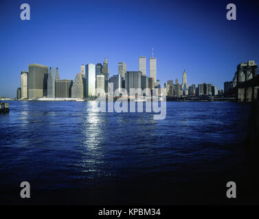 1989 HISTORICAL TWIN TOWERS (©MINORU YAMASAKI 1973) DOWNTOWN SKYLINE EAST RIVER NEW YORK CITY USA Stock Photo