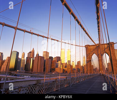 1996 HISTORICAL BROOKLYN BRIDGE (©J & W ROEBLING 1876) TWIN TOWERS (©MINORU YAMASAKI 1973) DOWNTOWN SKYLINE EAST RIVER NEW YORK CITY USA Stock Photo