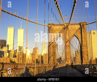 1996 HISTORICAL BROOKLYN BRIDGE (©J & W ROEBLING 1876) TWIN TOWERS (©MINORU YAMASAKI 1973) DOWNTOWN SKYLINE EAST RIVER NEW YORK CITY USA Stock Photo