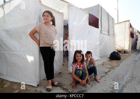 Refugee children in the Sharya tent camp for Yazidi IDP internally displaced people near Duhok, northern Iraq, Kurdistan Region, Iraq Stock Photo