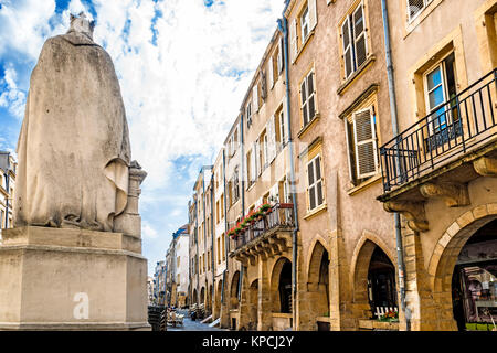 Metzt (France): Houses and Shopping arcades in the City centre Rue du Change; mittelalterliche Arkaden mit Geschäften Stock Photo