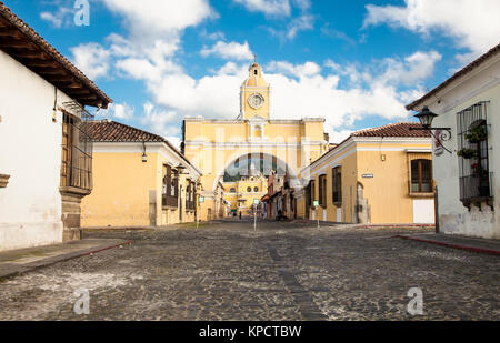 Arco de Santa Catalina and colonial houses in tha street view of Antigua, Guatemala.  The historic city Antigua is UNESCO World Heritage Site since 19 Stock Photo