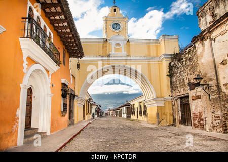 Arco de Santa Catalina and colonial houses in tha street view of Antigua, Guatemala.  The historic city Antigua is UNESCO World Heritage Site since 19 Stock Photo