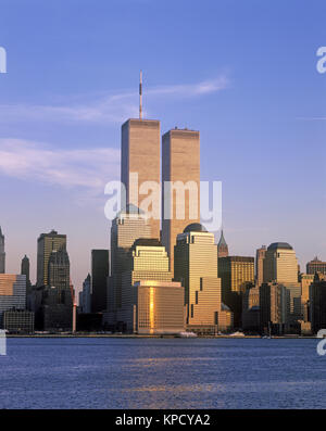 1999 HISTORICAL TWIN TOWERS (©MINORU YAMASAKI 1973) DOWNTOWN SKYLINE HUDSON RIVER MANHATTAN NEW YORK CITY USA Stock Photo