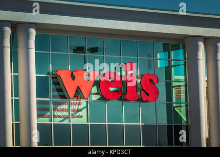 https://l450v.alamy.com/450v/kpd3ct/harrisburg-pa-january-1-2017-exterior-sign-at-a-weis-market-a-chain-kpd3ct.jpg