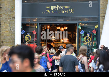 Platform 93/4 shop in Kings Cross Station, London Stock Photo